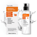 Ein Produktbild der Harmonify Snail Mucin mit Aloe Vera, das die Verpackung und die Flasche zeigt, mit angedeuteten Wasserspritzern, die die Hydratation und Wirksamkeit des Produkts betonen.