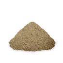 Ein kleiner, dreieckiger Haufen von Kräuterpulver auf einem weißen Hintergrund.