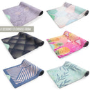 Sechs teilweise ausgerollte Myga Yogamatten mit verschiedenen Designs: violettem Marmor mit Symbolen, pastellfarbenen Sechsecken, dunklen 3D-Rauten, pink-tropischen Flamingos/Ananas, blauen geometrischen Streifen und hellgrünen Blättern.