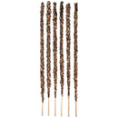 Ein Set aus sechs vertikalen, dicken Räucherstäbchen, die aufrecht auf einem weißen Hintergrund stehen. Die Stäbchen sind mit einer rauen, dunkelbraunen Mischung aus natürlichen Pflanzenmaterialien und hellen Holzspänen überzogen.
