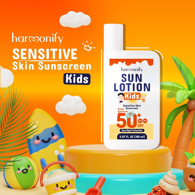 Eine Flasche Harmonify Sonnenlotion für empfindliche Kinderhaut mit LSF 50+, UVA/UVB-Schutz, 150ml, umgeben von bunten Cartoon-Strandelementen vor orangefarbenem Hintergrund.