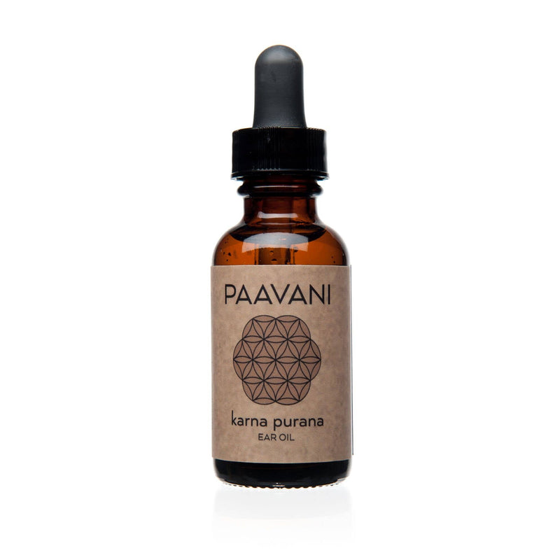  Eine kleine braune Flasche "PAAVANI Karna Purana EAR OIL" mit einer Pipette und einem geometrischen Muster auf dem Etikett, auf einem weißen Hintergrund.