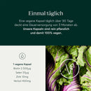 Ein Bild, das die tägliche Dosierung einer veganen Kapsel für 90 Tage beschreibt, die eine Versorgung von drei Monaten bietet. Es listet die Inhaltsstoffe einer Kapsel auf: 2500 µg Biotin, 55 µg Selen, 10 mg Zink und 400 mg Verisol und betont, dass die Kapseln rein pflanzlich und 100% vegan sind.