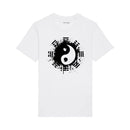 Ein weißes T-Shirt mit Rundhalsausschnitt und einem großen schwarz-weißen Aufdruck auf der Brust. Das Design zeigt das Yin-und-Yang-Symbol umgeben von einem kreisförmigen, schwarzen Farbspritzereffekt, außerhalb dessen acht schwarze Trigramme (Gua) ähnlich der koreanischen Flagge angeordnet sind.