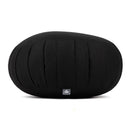 Ein runder schwarzer Meditationskissen, der aus einem leicht erhöhten Winkel betrachtet wird, wodurch die glatte Oberseite und die gefalteten Seiten zur Geltung kommen. Ein kleines Etikett ist am Boden sichtbar.