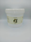 Großer weißer Eimer mit Rosmarin-Eukalyptus-Badesalz.