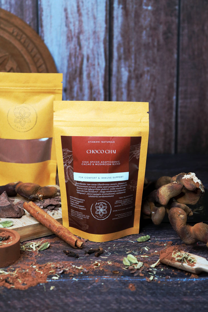 Zwei Päckchen der Choco Chai Mischung mit Zimt, Kakao und Gewürzen dargestellt.