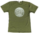 Eine liegende Aufnahme eines olivgrünen T-Shirts mit einem weißen, kreisförmigen Motiv eines dickstämmigen Baumes, dessen Blätterdach einem Gehirn ähnelt und dessen Wurzeln sichtbar sind.