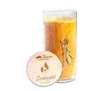 Eine große, orangefarbene Kerze in einem Glashalter mit Blumenmotiv und einem Holzdeckel mit der Aufschrift „Leichtigkeit“.