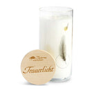 Eine weiße Kerze in einem durchsichtigen Glashalter, begleitet von einem Holzdeckel mit der Aufschrift „Trauerlicht“ und dekorativen Blattmotiven.