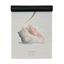 Gerollte Yogamatte mit einem künstlerischen Aufdruck einer rosa-weißen Muschel.